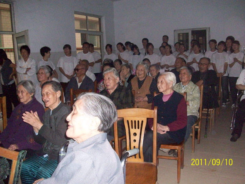 汇聚精英中秋来公寓做义工