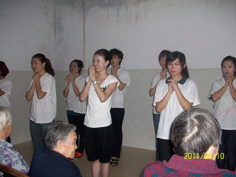 汇聚精英中秋来公寓做义工