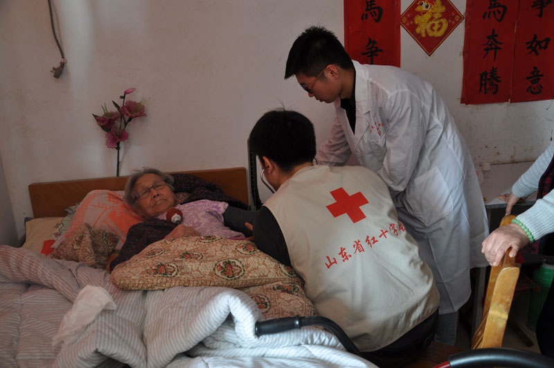 省红十字会和夕阳红艺术来老年公寓看望老人