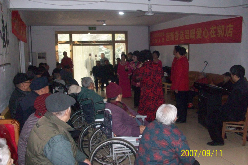 省红十字会和夕阳红艺术来老年公寓看望老人