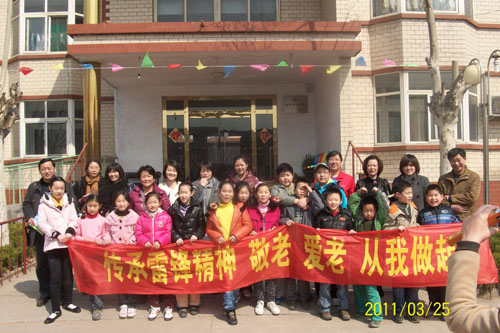 小学生到老年公寓做义工