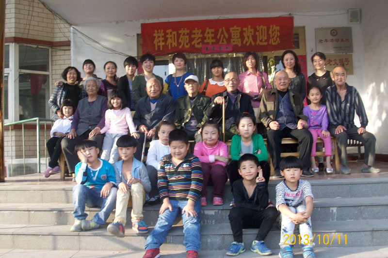 小学生到老年公寓做义工